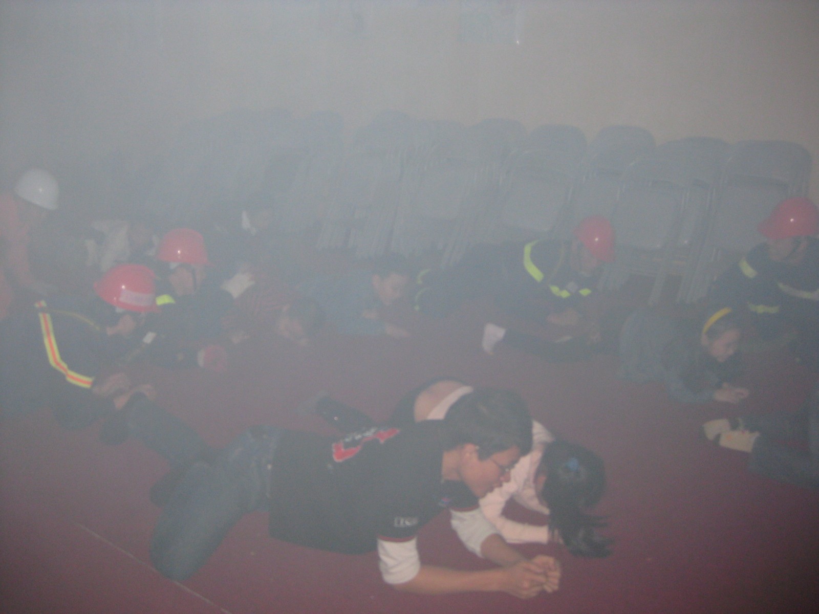 Học viên bò thấp để tránh khói độc khi gặp sự cố cháy nổ và thoát ra ngoài. 