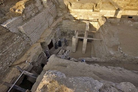 Khu lăng mộ của công chúa Sheretnebty nằm ẩn giấu trong tầng đá nền và giữa vòng vây của các mộ thuộc về 4 quan chức ngoài Hoàng gia. Ảnh: Live Science