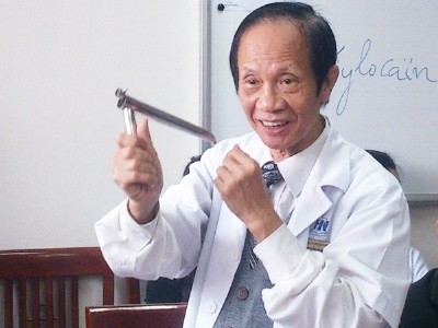 GS Nguyễn Hoàng Sơn diễn tả lại động tác mà bác sỹ thực hiện trong quá trình điều trị cho bệnh nhân