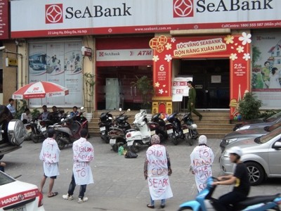 Người dân quây ngân hàng SeaBank