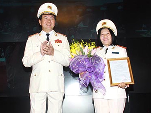 Bộ trưởng Trần Đại Quang trao quân hàm Thiếu tướng cho Giám đốc Công an Kiên Giang Bùi Tuyết Minh