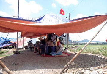 Người dân thôn Châu Xá (xã Duy Tân) dựng lều chặn nhà máy proniken của Công ty Trường Khánh. Ảnh: Trọng Phú
