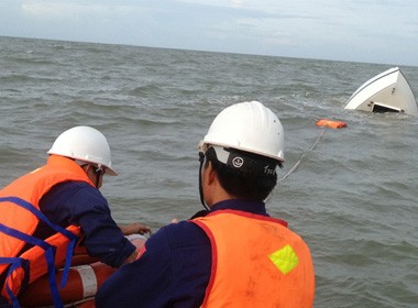 lực lượng cứu hộ đang tiến hành kéo chiếc ca nô bị bạn vào bờ ( ảnh: internet)