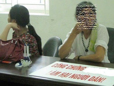  Giữa năm 2012, một số người dân mang theo tấm biển “văn phòng công chứng làm hại người dân” đến Văn phòng công chứng Hà Nội khiếu nại.