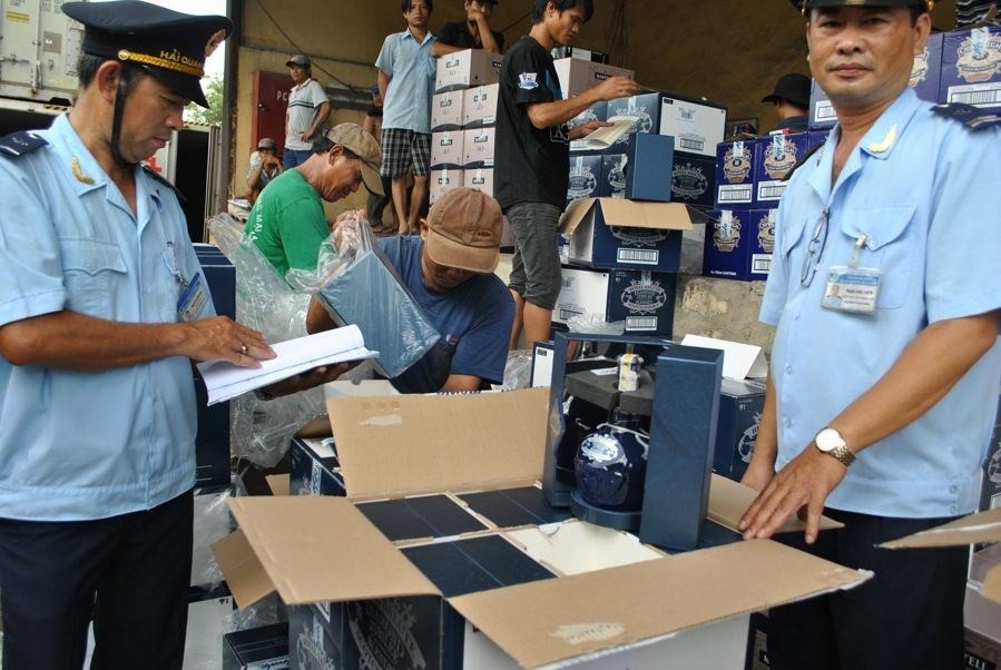 Lực lượng hải quan TP. Hồ Chí Minh tăng cường kiểm tra hàng hóa nhập khẩu. Ảnh: N. M