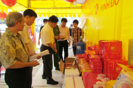 Đoàn kiểm tra kiểm tra VSATTP tại ki ốt kinh doanh bánh trung thu mang thương hiệu Kinh Đô trên phố Bạch Mai