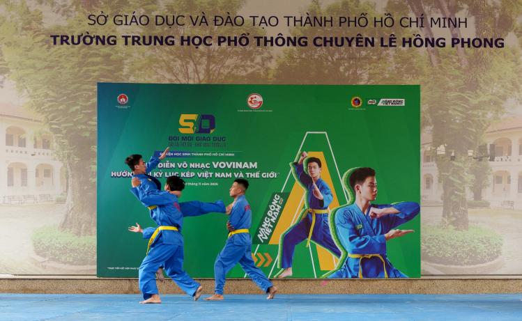 D&agrave;n sao Việt tiếp sức học sinh trước kỷ lục đồng diễn v&otilde; nhạc Vovinam