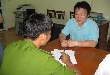 Đối tượng Yoon Haeng Joon tại trụ sở cơ quan C&ocirc;ng an