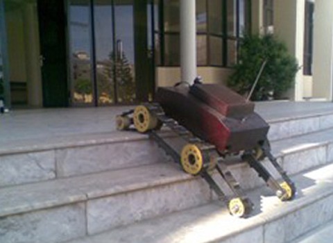 Robot leo cầu thang. (Ảnh: Trung Kiên)