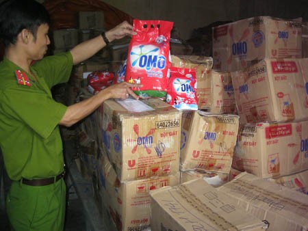 Công an thu giữ hàng loạt sản phẩm có hành vi gian lận thương mại