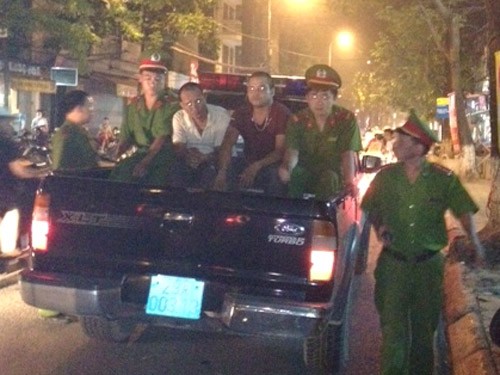 Công an đưa người "gây rối" về trụ sở làm rõ vụ việc