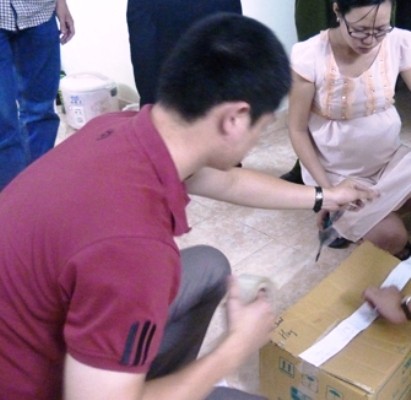 Cảnh sát niêm phong các tài liệu liên quan tại nơi ở các các đối tượng