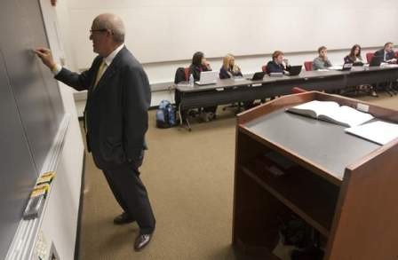 Richard Kammen là một luật sư nổi tiếng ở Indianapolis, bang Indiana.