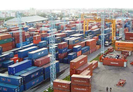 Nh&agrave; chức tr&aacute;ch ph&aacute;t hiện nhiều Container chứa nhiều phế phẩm