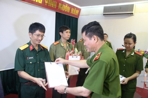 Thiếu tướng Đỗ Kim Tuyến tặng bằng khen cho các đơn vị tham gia chuyên án