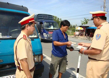 Nhiều trường hợp xe không chính chủ đã bị cảnh sát phạt. Điều này đang trái với lời của lãnh đạo Bộ Công an nói với cơ quan báo chí và người dân