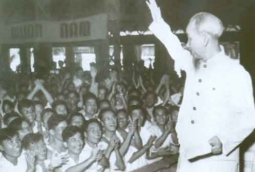 B&aacute;c Hồ thǎm đại biểu gi&aacute;o vi&ecirc;n to&agrave;n miền Bắc năm 1958 ( Ảnh tư liệu)