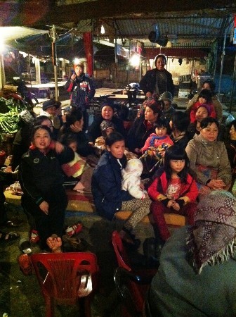 Nhiều tháng nay các tiểu thương ở chợ Sặt phải thức trắng đêm canh gian hàng