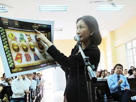 Luật sư các bên đang tranh tụng