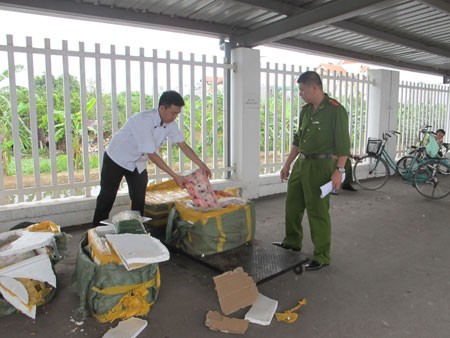 Lực lượng chức năng thu giữ số thịt b&ograve; bẩn